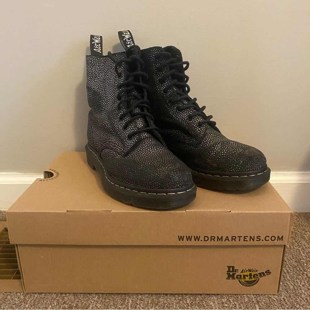 Dr. Martens Metallic Pebble Pascal